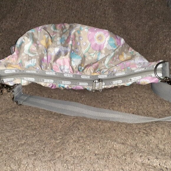 LESPORTSAC-Large Sling Hobo-Floral Pastel Gray-Shoulder/Xbody-Near Mint - Picture 5 of 8